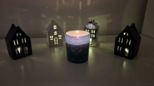 Mehr über den Artikel erfahren Eine blaue Kerze, ein Rabe – und ein ziemlich treffendes Geschenk