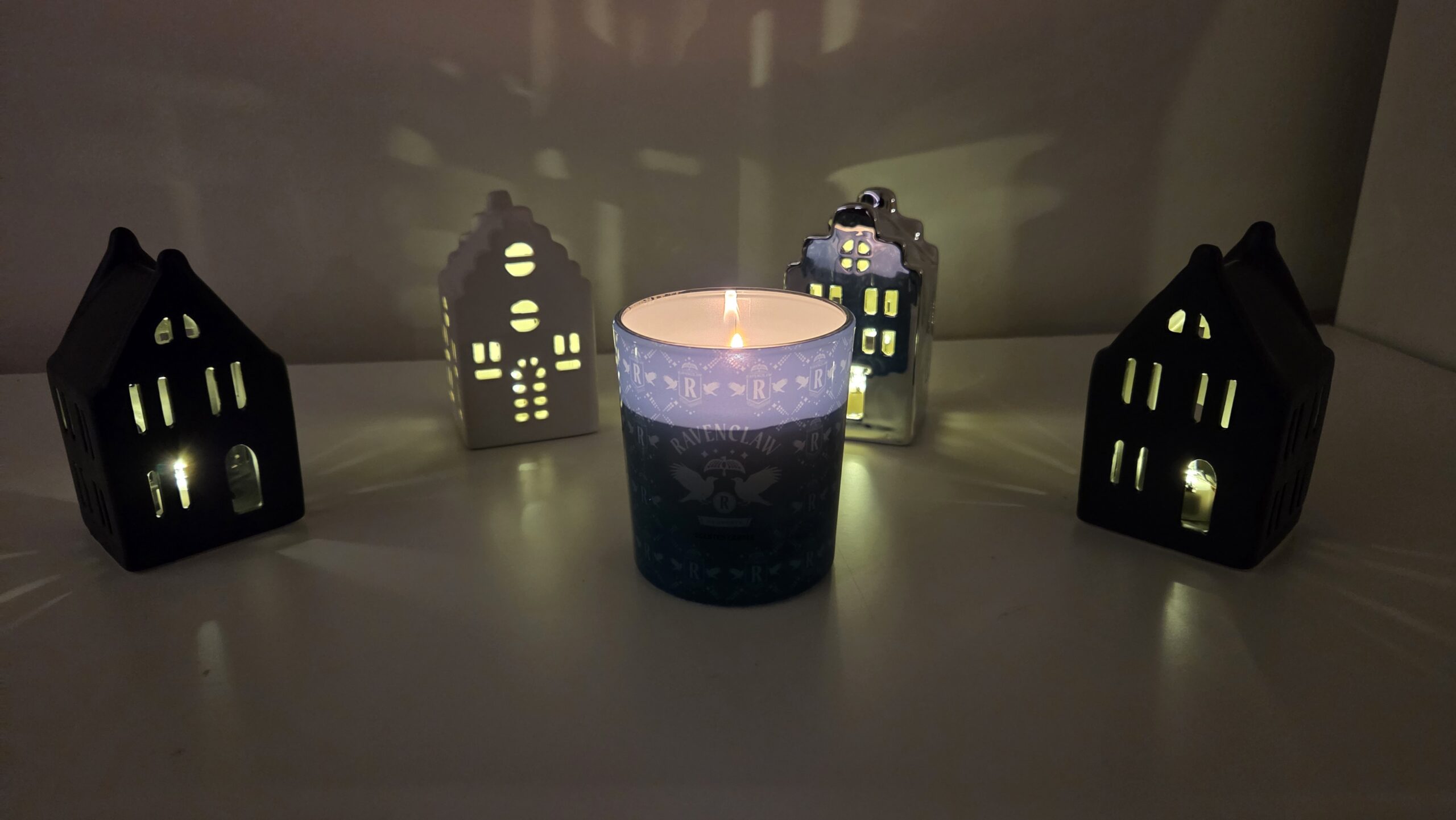 Du betrachtest gerade Eine blaue Kerze, ein Rabe – und ein ziemlich treffendes Geschenk